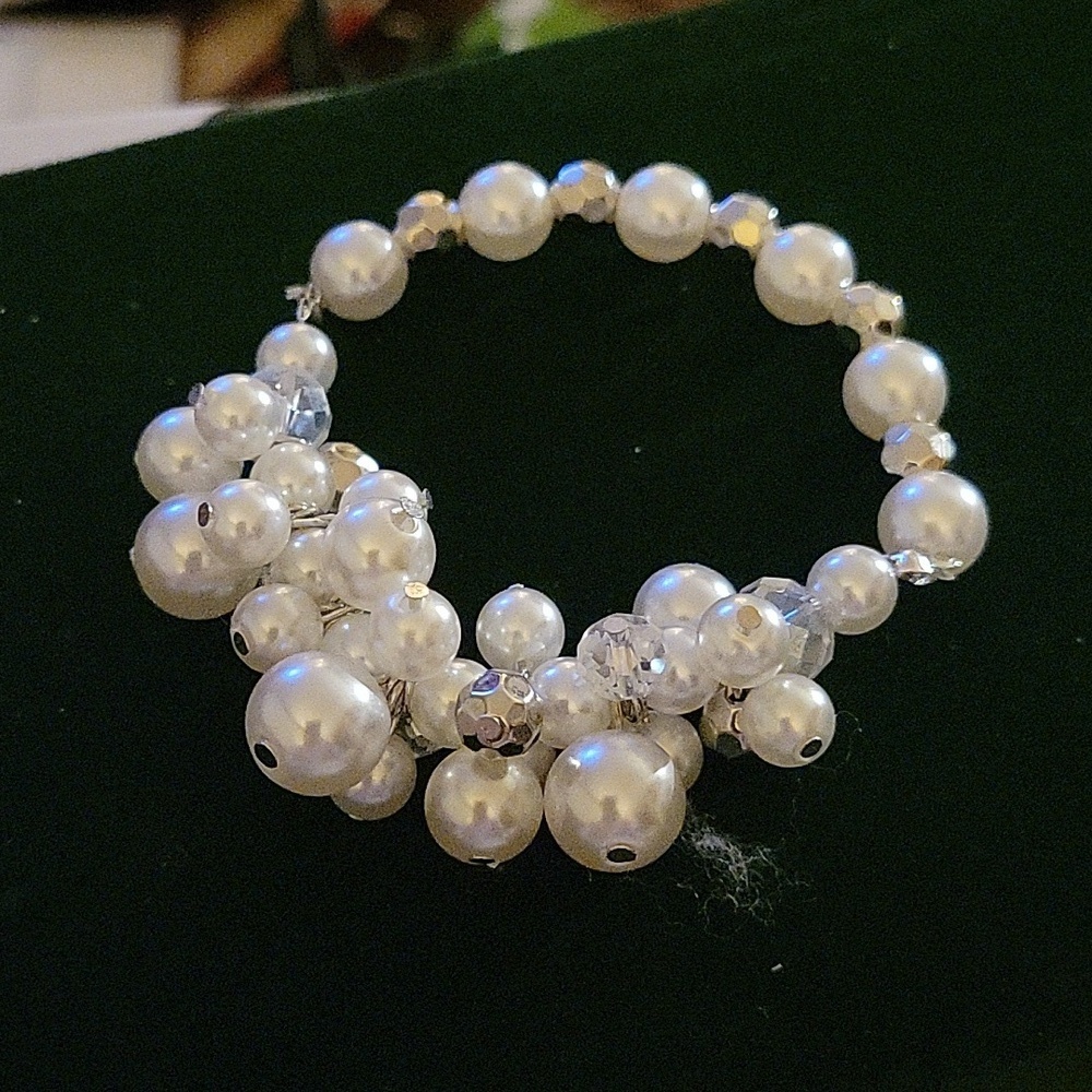 Clustered Pearl Faux Stretchy 8" Bracelet